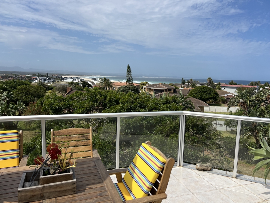 5 Bedroom Property for Sale in Wavecrest Eastern Cape